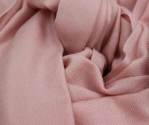 Schals und Tücher aus schlichter Twill-Webart