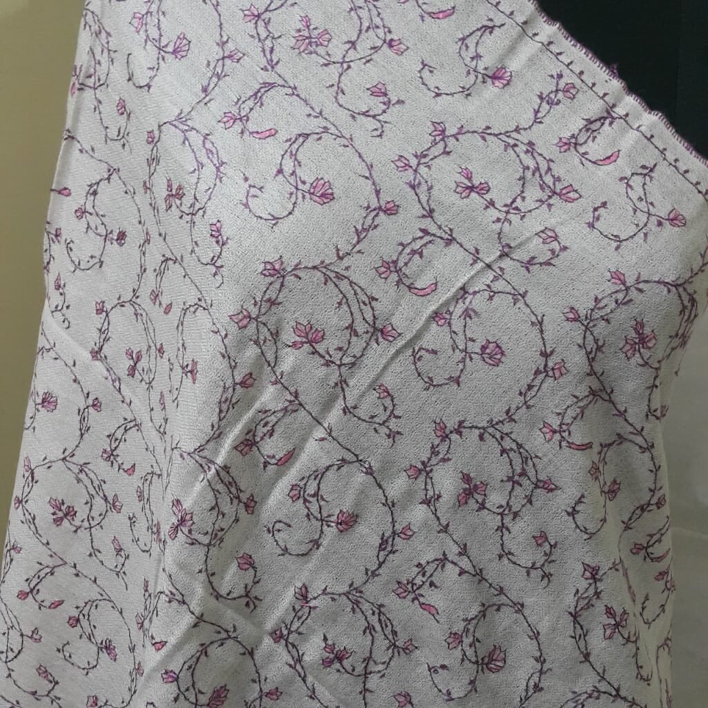 Azienda indiana di scialli in seta e lana ricamati