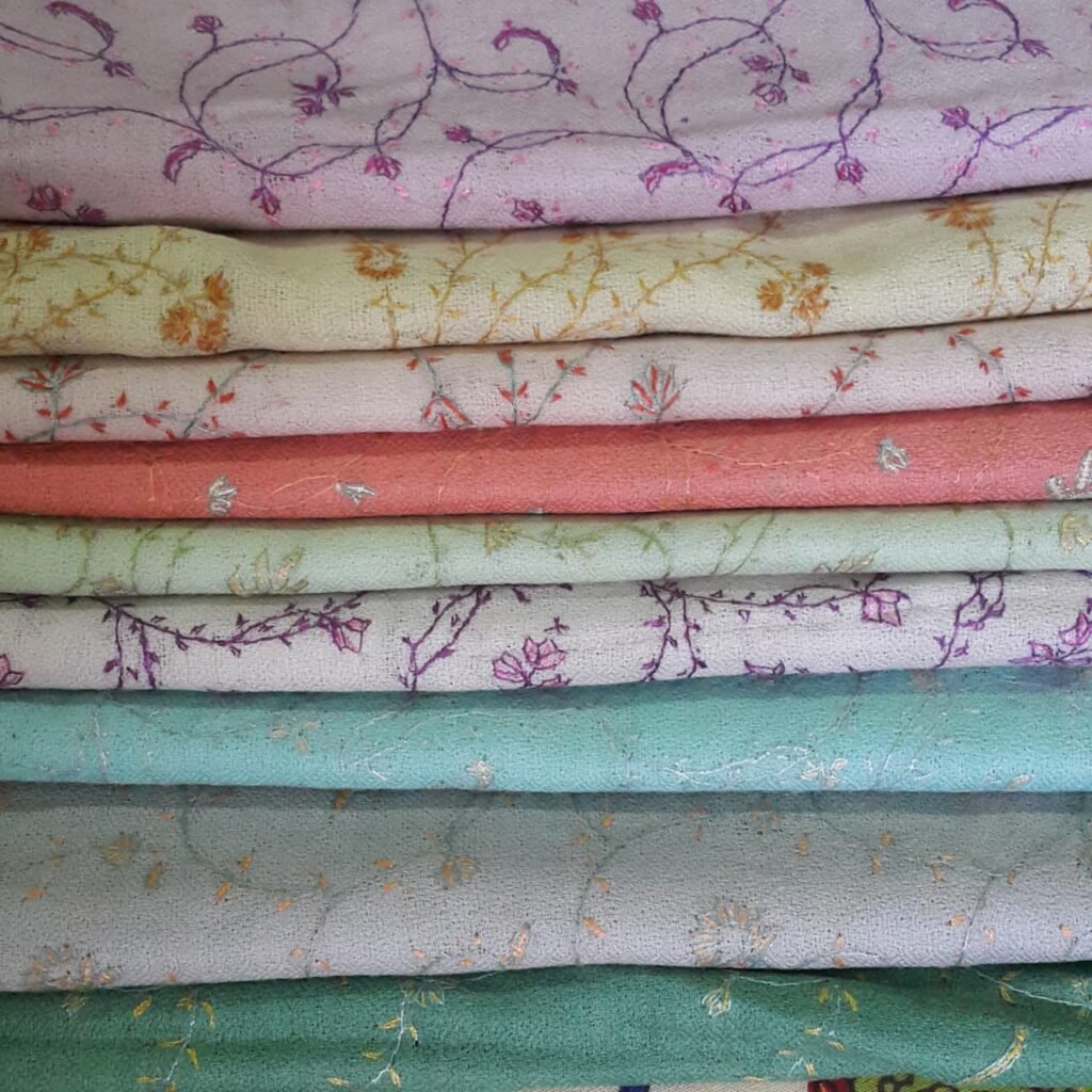 Fornitori di sciarpe in lana e seta ricamate a mano