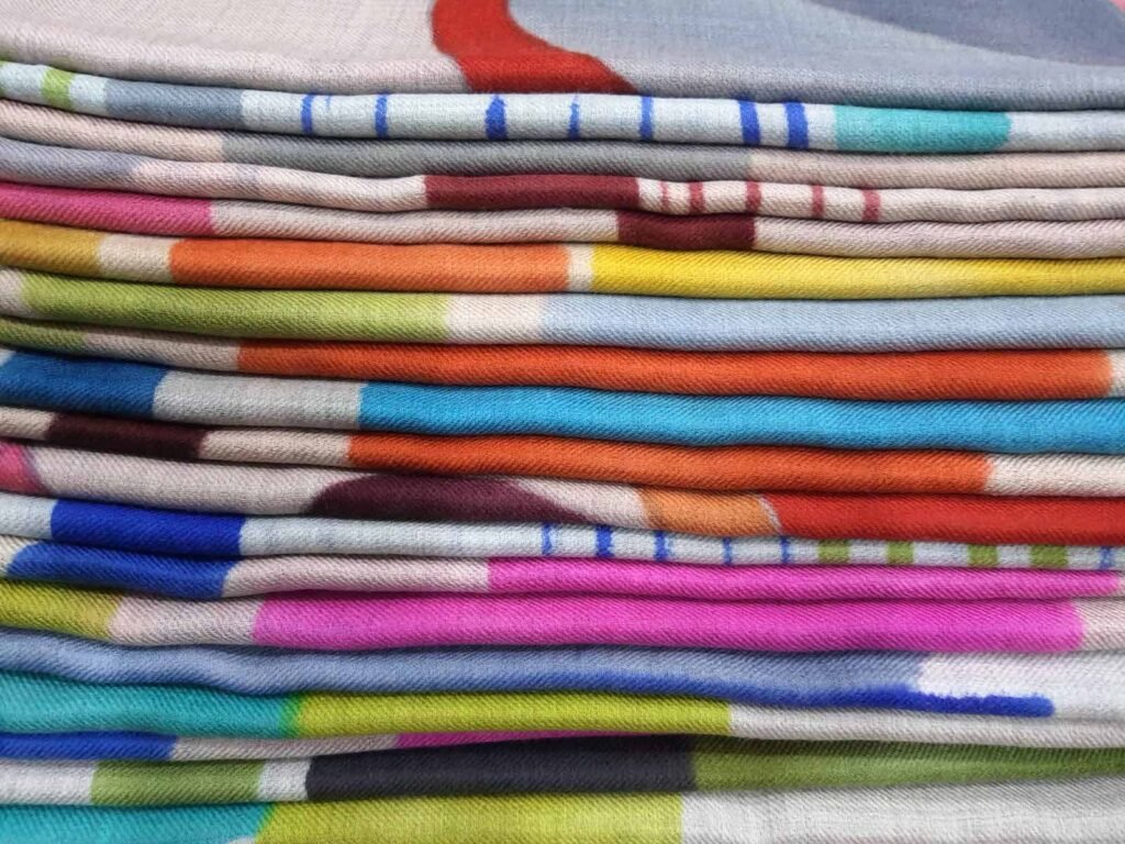 Produttori di sciarpe e scialli stampati in lana e seta
